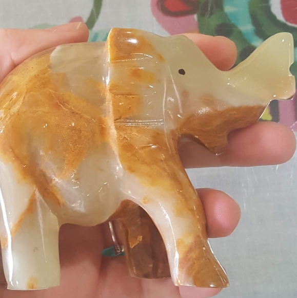 Gorgeous Banded Onyx Elephant Crystal Carving - Picture 2 of 5